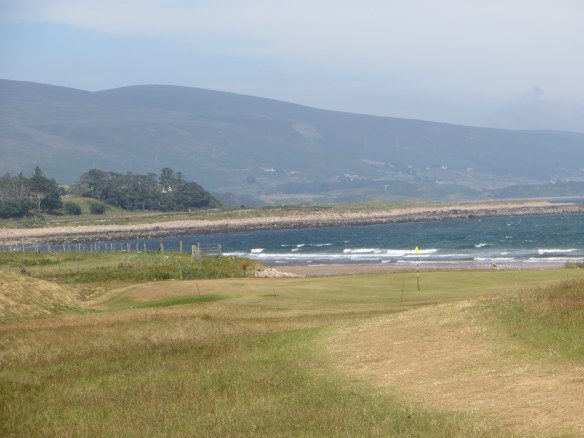 The Par 3 9th binds the sea and the stunning mountain backdrop to the links.